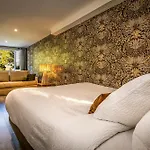 Hotel-restaurant Logis L'aubrac 3* لاغيول