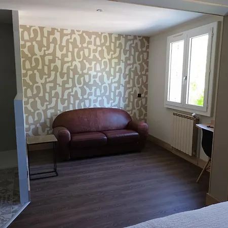 Hotel-restaurant Logis L'aubrac 拉吉约勒