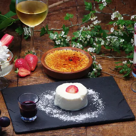 Hotel-restaurant Logis L'aubrac 호텔 라귀올르
