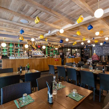 Hotel-restaurant Logis L'aubrac 호텔