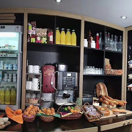 Отель Hotel-restaurant Logis L'aubrac Лайоль
