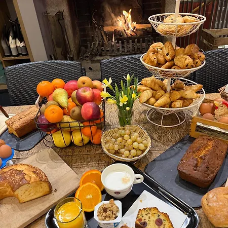Hotel-restaurant Logis L'aubrac Отель Лайоль
